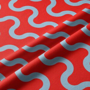Zbliżenie na tkaninę pokazujące fakturę materiału i błękitne fale na czerwonym tle