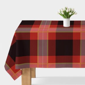 Obrus na stole w dużą czerwoną i czarną kratę, widok z przodu z wazonem białych tulipanów