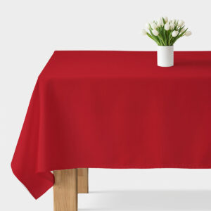 gładki czerwony obrus rozłożony na stole z białym wazonem z tulipanami