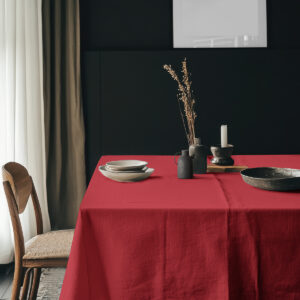 aranżacja stołu z czerwonym obrusem, ceramiczną zastawą i dekoracyjnymi akcesoriami