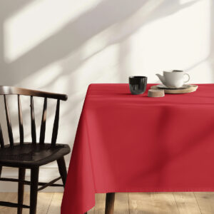 zbliżenie narożnika stołu z czerwonym obrusem i filiżanką herbaty