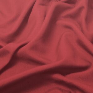 zbliżenie na strukturę i drobne fałdowania czerwonej tkaniny obrusu