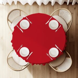 widok z góry na okrągły stół z czerwonym obrusem i nakryciami dla czterech osób