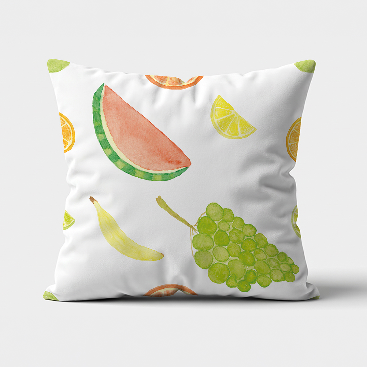Poduszka dekoracyjna z akwarelowymi owocami na białym tle, ujęcie z przodu