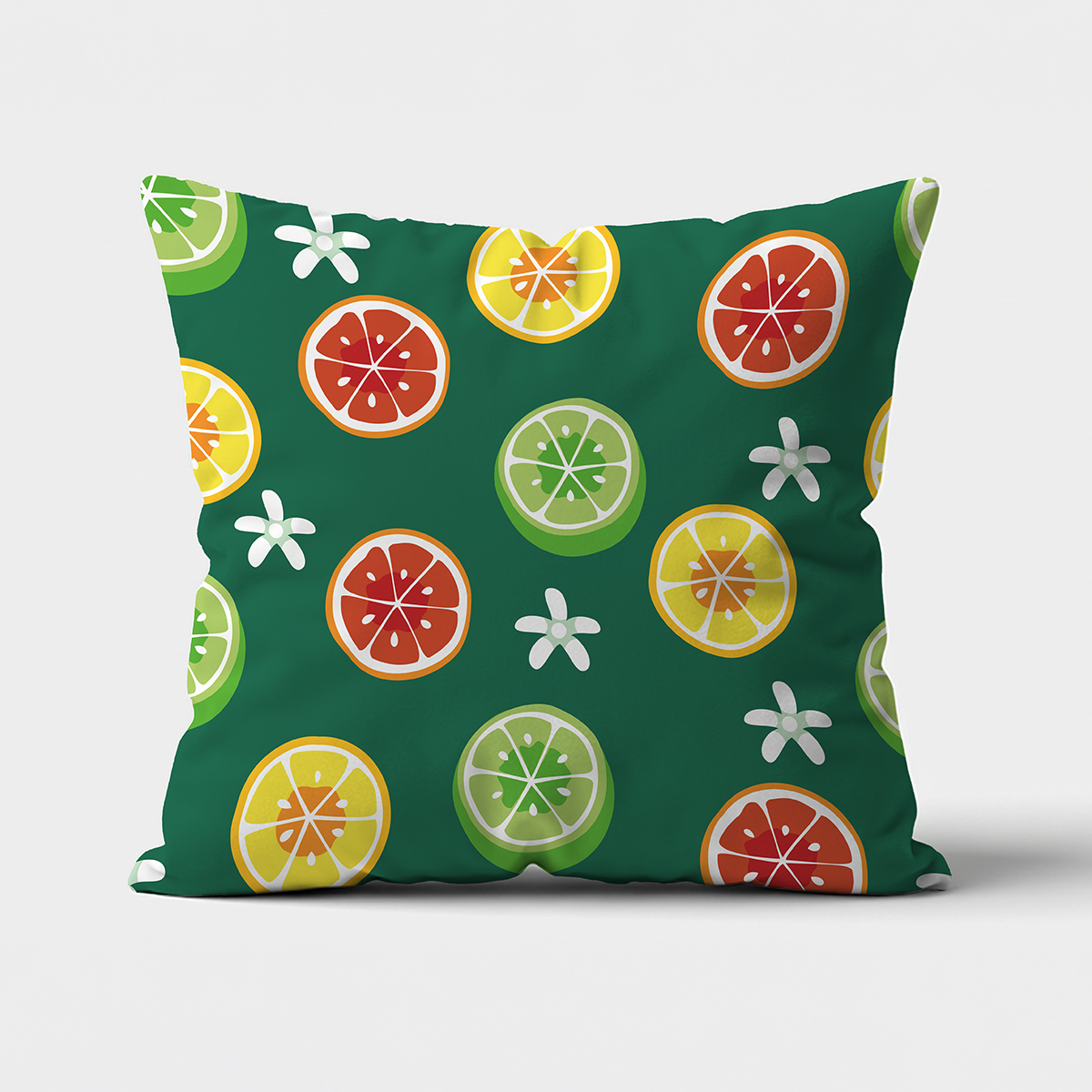 Poduszka dekoracyjna z wzorem plasterków cytrusów na zielonym tle, widok frontalny