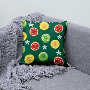 Poduszka ozdobna z motywem cytrusów ułożona na kanapie w aranżacji wnętrza