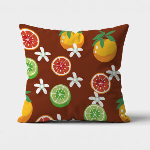 Poduszka dekoracyjna z wzorem plasterków cytrusów i białych kwiatków na brązowym tle, ujęcie frontalne