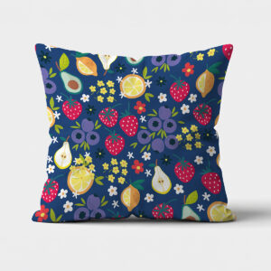 Przód poduszki z wzorem truskawek, jagód i cytryn na granatowym tle