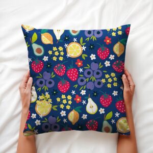 Osoba trzymająca poduszkę w dłoniach, widoczny owocowo-kwiatowy motyw i faktura