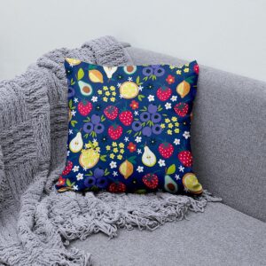 Poduszka ozdobna ułożona na szarej sofie przy plecionej narzucie