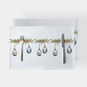 biała podkładka z gałązką i zawieszonymi porcelanowymi pisankami na stole, widok z góry z sztućcami