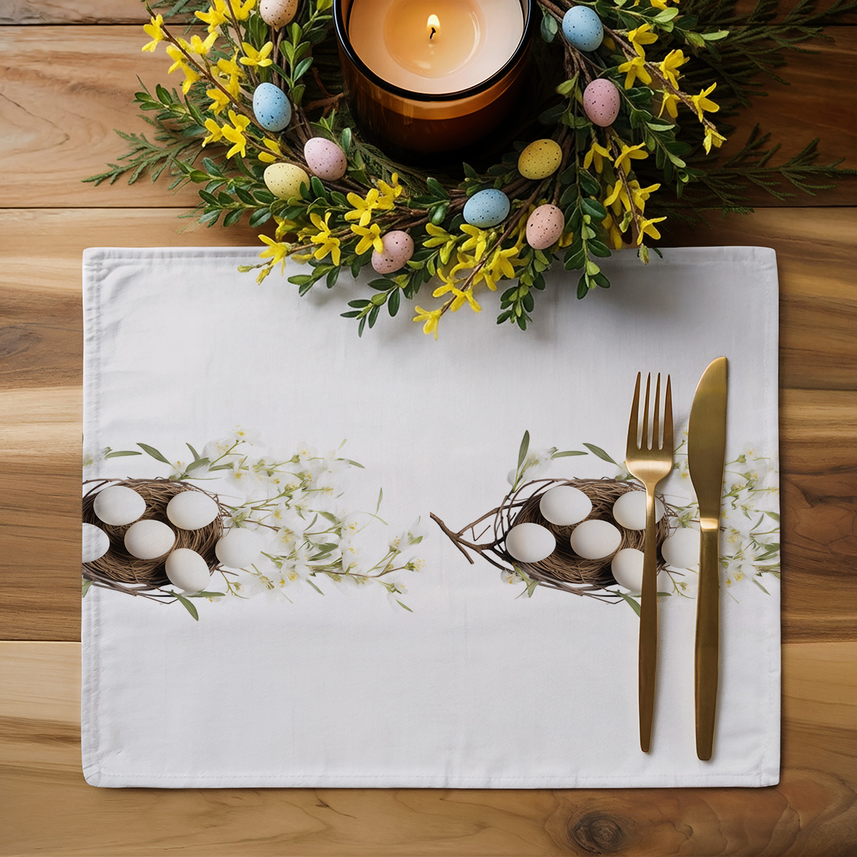 aranżacja stołu z podkładką, wianek z kolorowymi jajkami i złote sztućce obok talerza