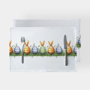 podkładka z rzędem kolorowych pisanek z króliczymi uszkami na tle białej tkaniny