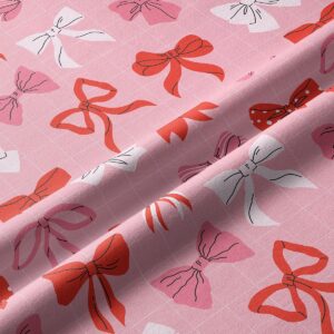 zbliżenie na wzór kokardek i drobną kratkę detal tkaniny