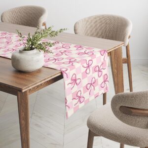 Aranżacja jadalni z bieżnikiem na stole i dekoracyjną donicą, pokazująca wzór w kontekście