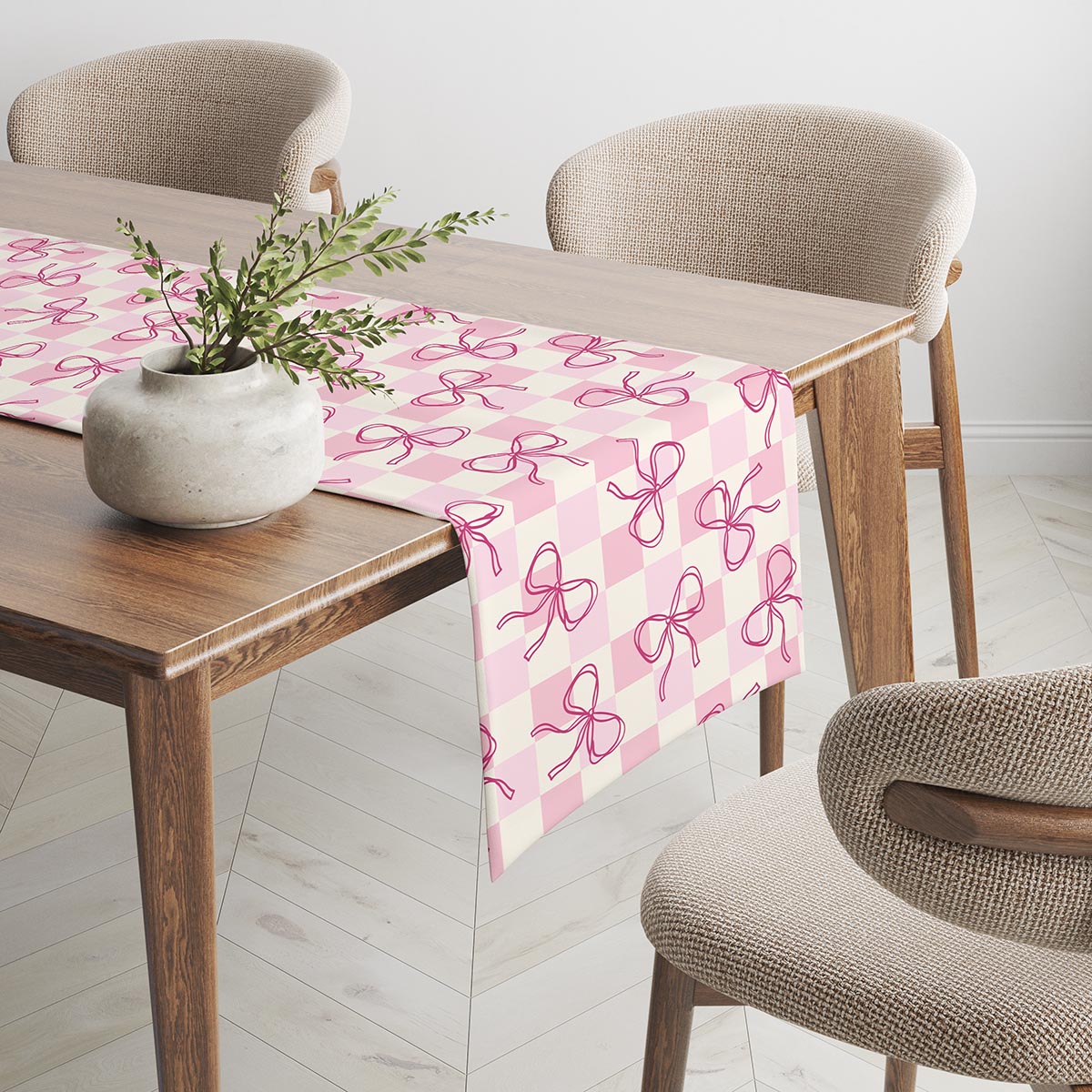 Aranżacja jadalni z bieżnikiem na stole i dekoracyjną donicą, pokazująca wzór w kontekście