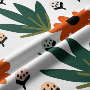 Zbliżenie na tkaninę i wyrazisty nadruk pomarańczowego kwiatu i liści