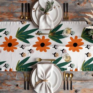 Aranżacja stołu z bieżnikiem, zastawą i złotymi sztućcami