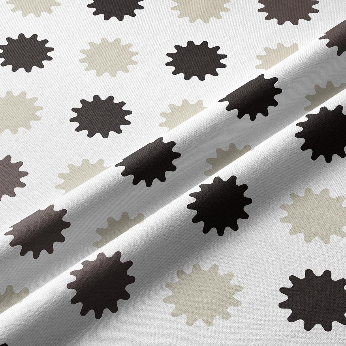 Zbliżenie tkaniny pokazujące nadruk beżowych i brązowych rozbłysków i strukturę materiału