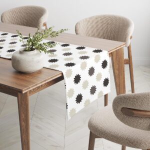 Widok bieżnika na drewnianym stole z dekoracją roślinną i krzesłami w neutralnym stylu