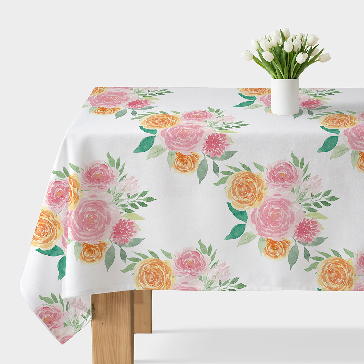 Obrus na stole z wzorem akwarelowych bukietów, widok główny z białym wazonem z tulipanami
