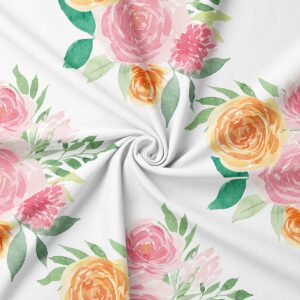 Zbliżenie na tkaninę pokazujące akwarelowy nadruk róż i żółtych kwiatów