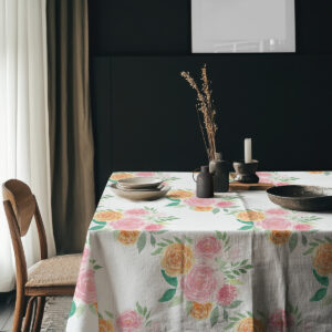 Aranżacja stołu z talerzami i naturalnymi dodatkami na obrusie w kwiaty