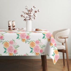 Widok narożnika obrusa z detalem wzoru i faktury materiału