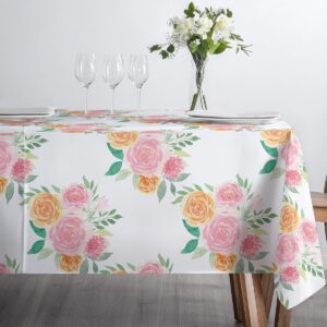 Frontowy widok stołu z zastawą i rozłożonym obrusem w pastelowe bukiety