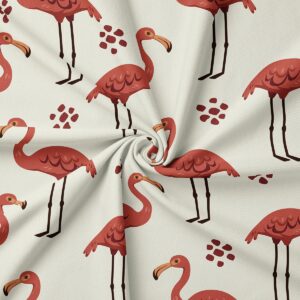 Detal nadruku pokazujący zbliżenie rysunkowych flamingów i strukturę tkaniny