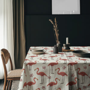 Aranżacja stołu z obrusie i dekoracjami w naturalnych barwach