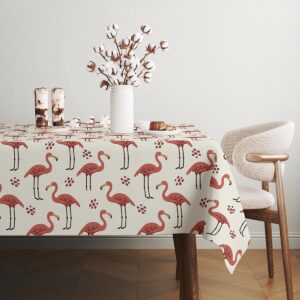 Widok obrusu rozłożonego na jadalnianym stole z zastawą i dekoracjami