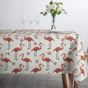 Ujęcie stołu z filiżanką i wazą na obrusie z motywem flamingów