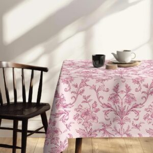Obrus z różowym ornamentem w jasnej, minimalistycznej aranżacji