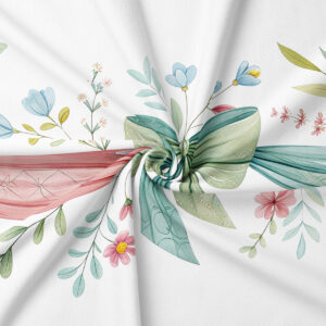 Zbliżenie na detal wstążki i drobnych, pastelowych kwiatów na tkaninie obrusu