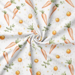 Zbliżenie na fakturę tkaniny z rysunkowymi marchewkami i margerytkami