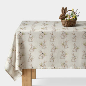 główne ujęcie obrus z powtarzającym się motywem zajączków trzymających tulipany