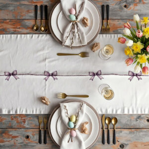 aranżacja stołu ze świątecznym bieżnikiem, talerzami, sztućcami i wiosennymi dekoracjami