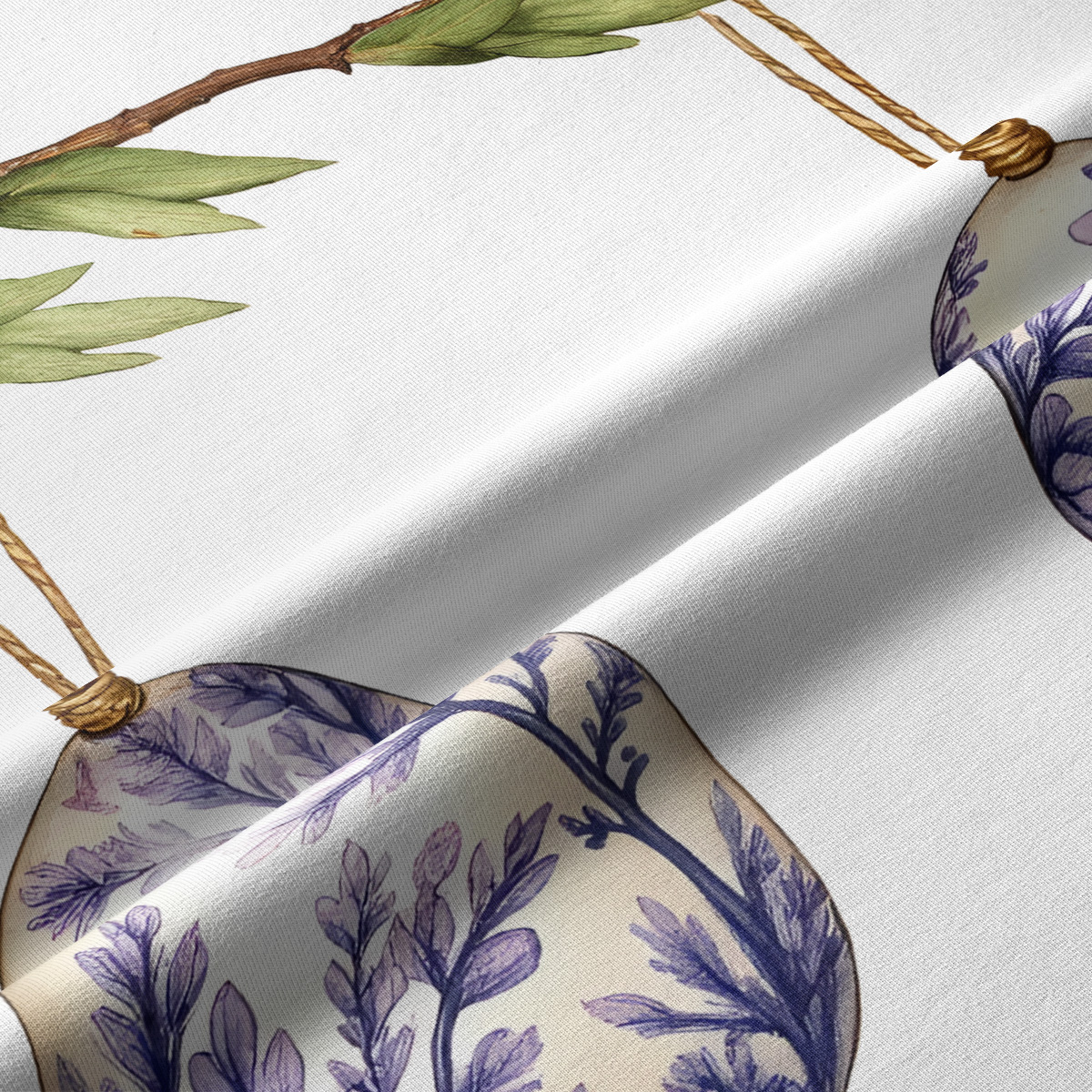 Zbliżenie na detal tkaniny i malowane lawendowe pisanki z widoczną fakturą materiału