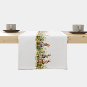 biały bieżnik ze wzorem króliczków trzymających koszyczki z jajkami na stole