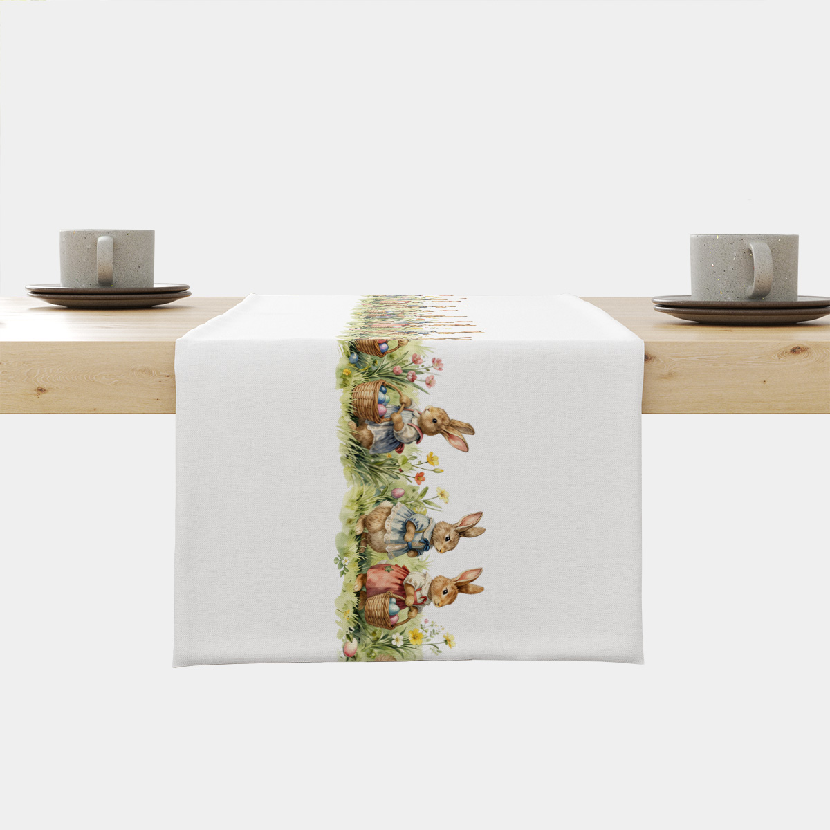 biały bieżnik ze wzorem króliczków trzymających koszyczki z jajkami na stole