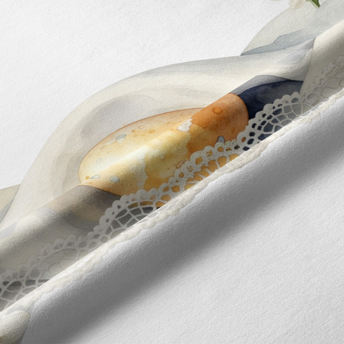 Zbliżenie na nadruk pisanek i misterną koronkową tasiemkę, detal tkaniny