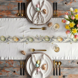 Widok z góry: aranżacja stołu z bieżnikiem, talerzami, sztućcami i bukietem tulipanów