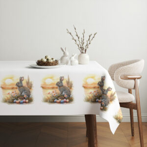 aranżacja stołu ze świątecznym koszykiem i wazonem na obrusie z motywem zajączka