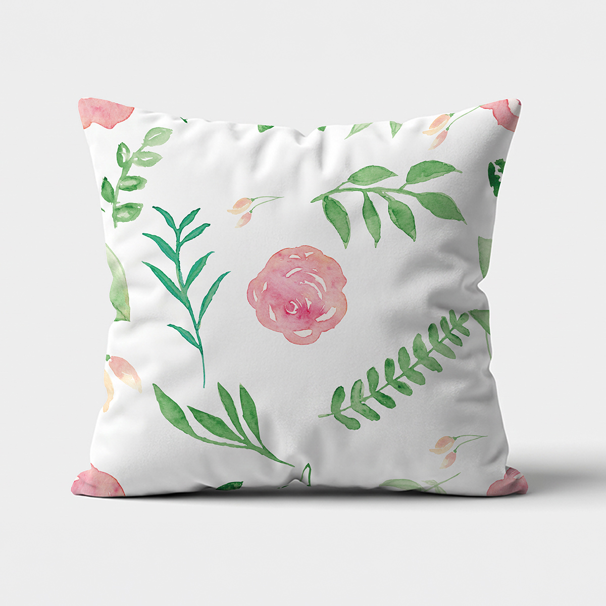Główne ujęcie poduszki dekoracyjnej z akwarelowym wzorem róż i zielonych listków na jasnym tle