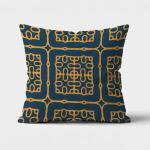 Poduszka w pełnym ujęciu, widoczny kafelkowy ornament w musztardowym kolorze na granatowym tle