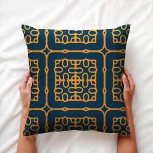 Ręce trzymające poduszkę, detal nadruku i faktury materiału