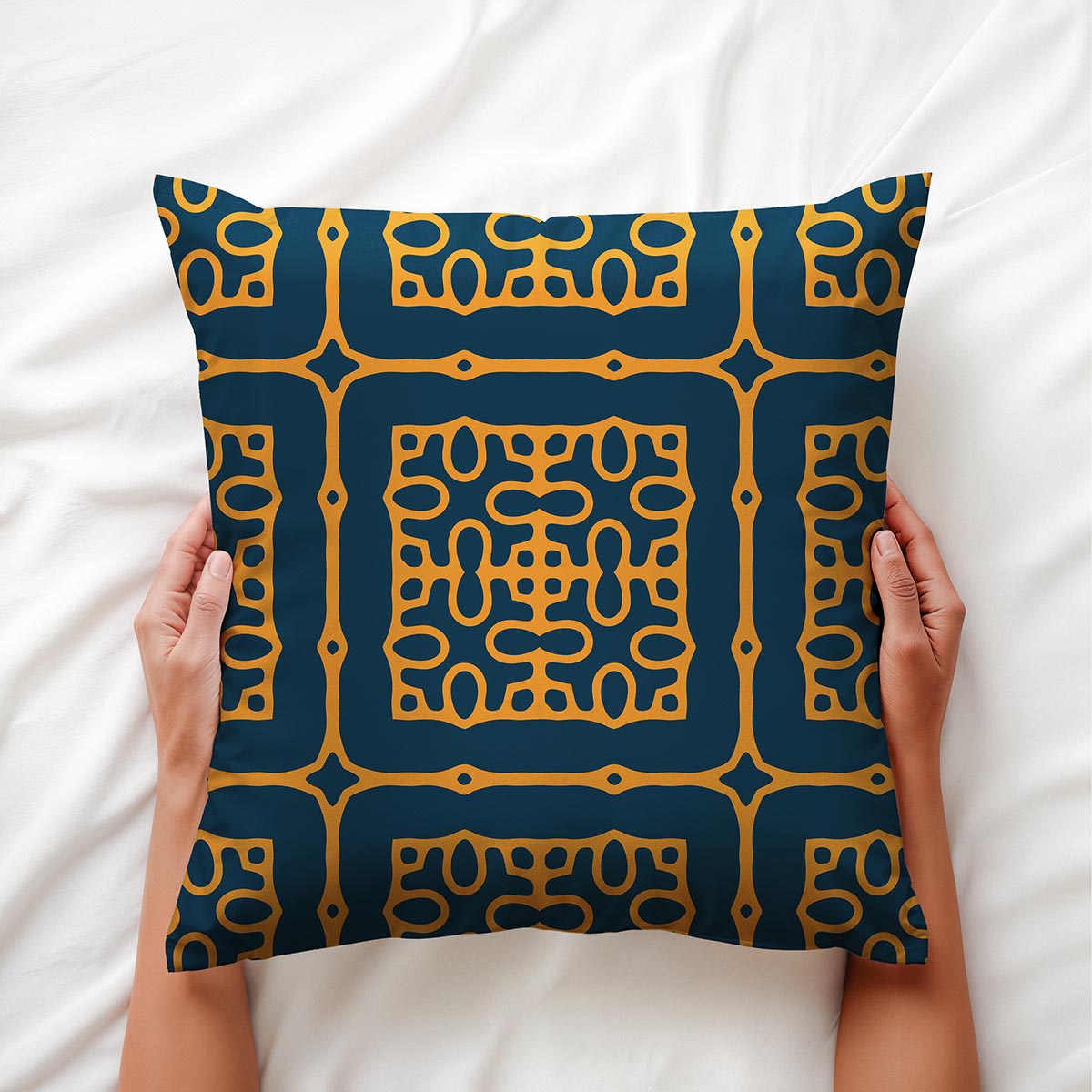 Ręce trzymające poduszkę, detal nadruku i faktury materiału