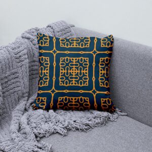 Poduszka ułożona na kanapie obok szarego koca, aranżacyjne ujęcie wzoru