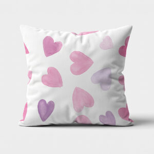 Poduszka ozdobna z różowo-fioletowymi akwarelowymi sercami na białym tle, widok z przodu